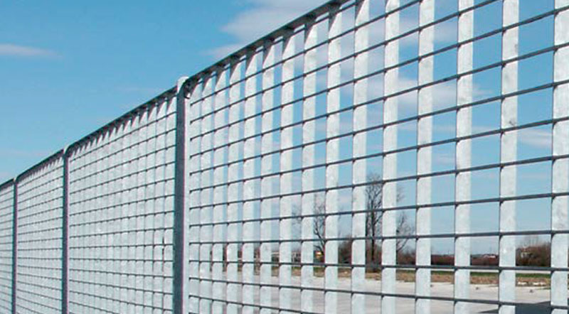 Pannelli di grigliato da recinzione con relative piantane